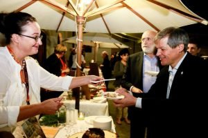 Una stretta di mano fra ministri e produttori