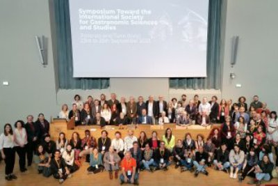 Posta la pietra fondante dell’International Society for Gastronomic Sciences and Studies