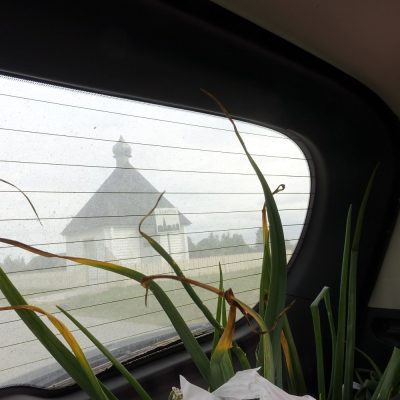 After a fruitful day in the field: ethnobotanists are leaving Lüübnitsa, a village of the traditional onion growers in Setu region, with the bags full of “samples”. Photo by Olga Belichenko